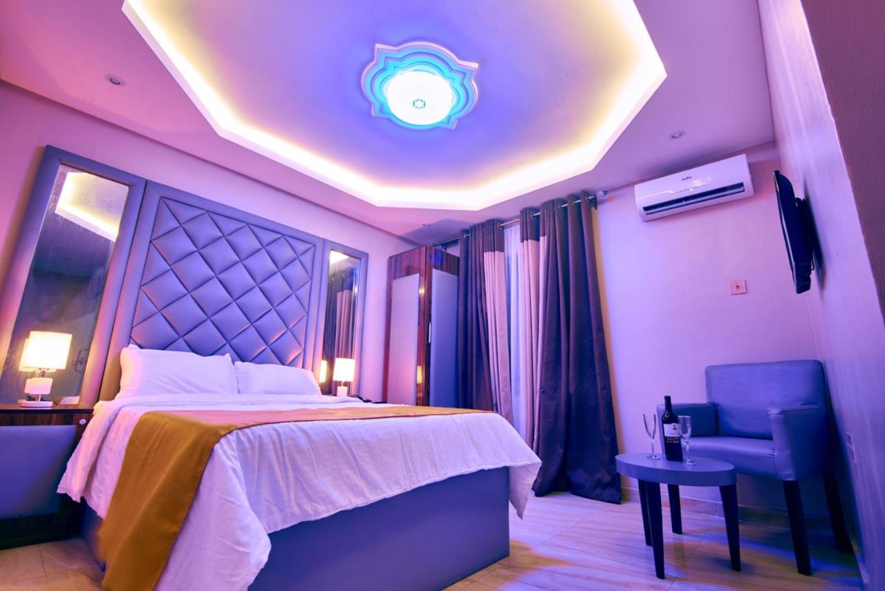 Double M Exquisite Suites And Lounge Lekki Ogombo Luaran gambar